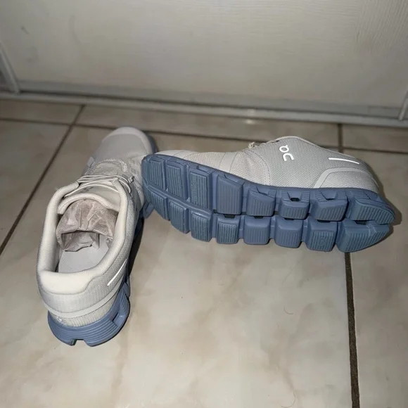 On Running Cloud Sneakers White Chambray W 9.5, M 8